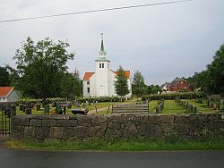 Kirche mit Friedhof