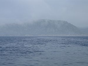 Nebel über dem Fjord